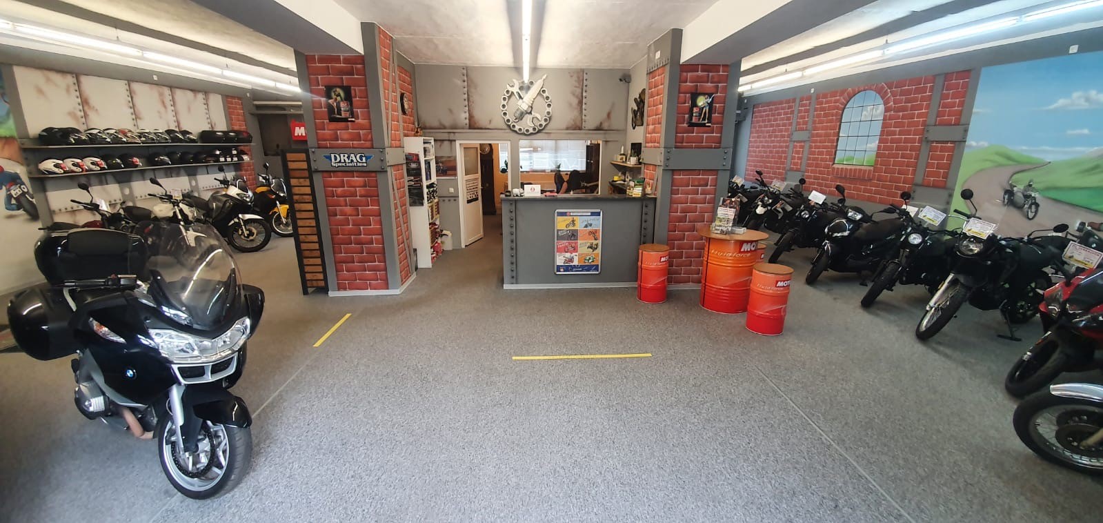 Motorradhalle Eingangsbereich